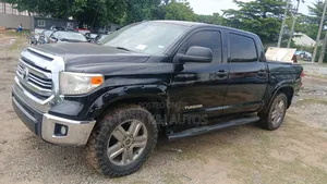 Toyota Tundra SR5 4dr CrewMax 4WD SB (5.7L 8cyl 6A) 2015 Black