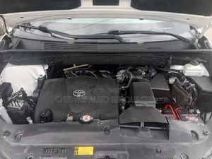 Toyota Highlander SE 2019 White