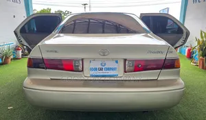 Toyota Camry 2000 Gold