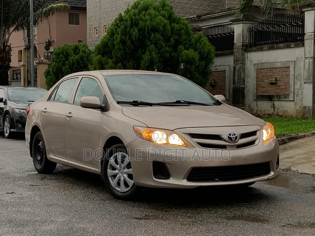 Toyota Corolla 2012 Gold
