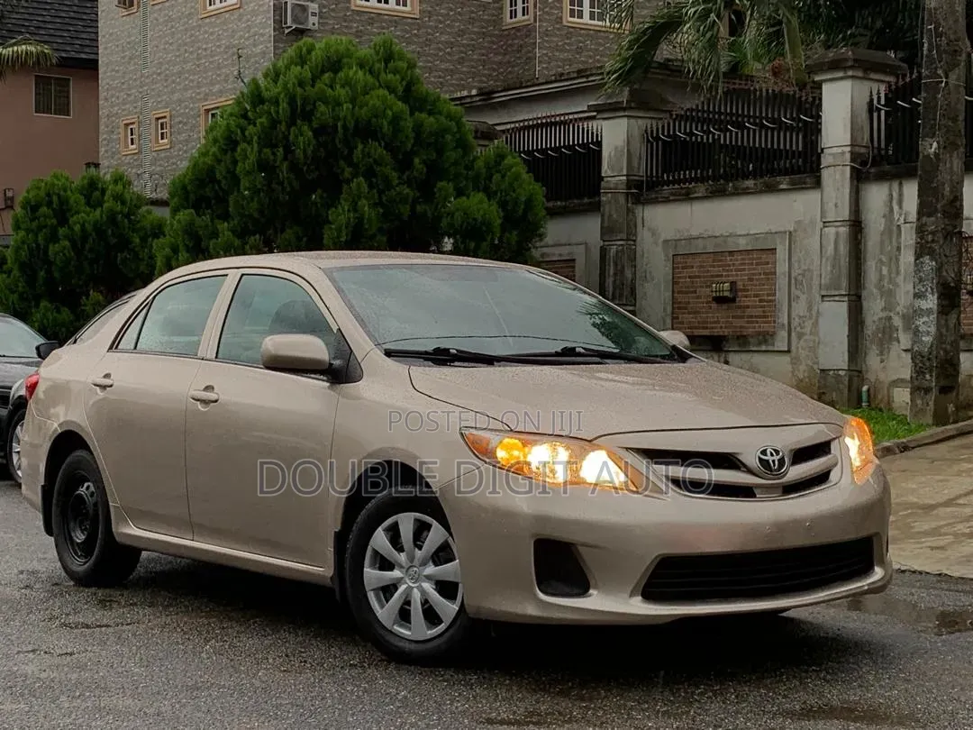 Toyota Corolla 2012 Gold