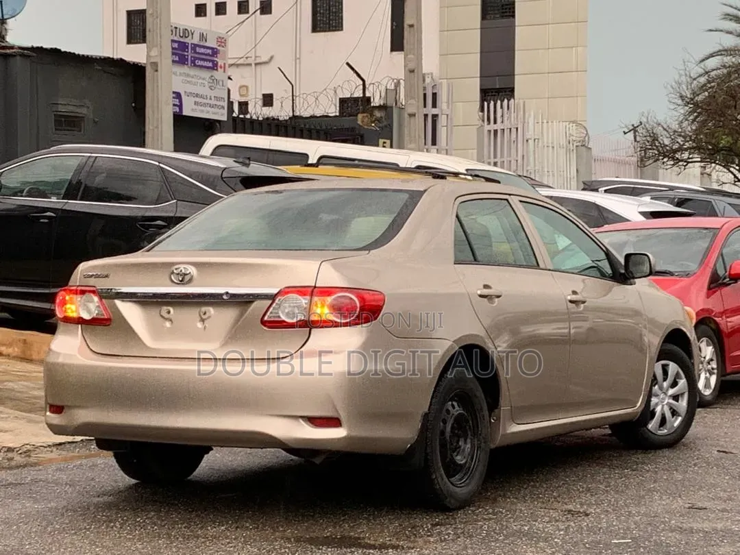 Toyota Corolla 2012 Gold