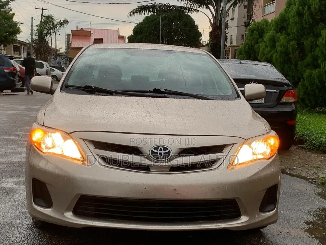 Toyota Corolla 2012 Gold