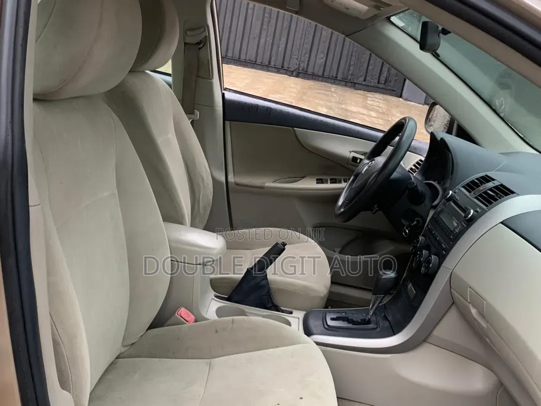 Toyota Corolla 2012 Gold