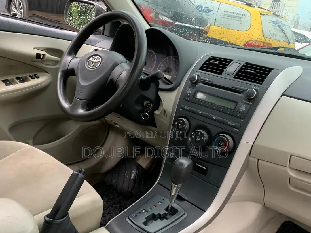 Toyota Corolla 2012 Gold