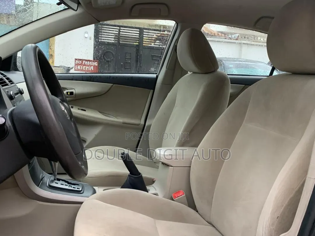 Toyota Corolla 2012 Gold