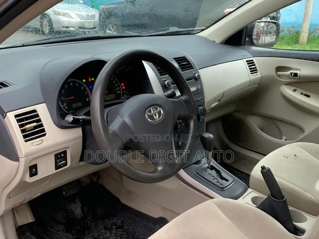 Toyota Corolla 2012 Gold