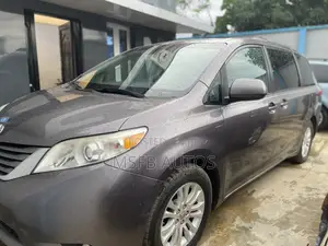 Toyota Sienna XLE 8 Passenger 2011 Silver