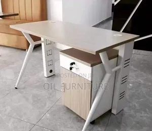 Modern Office Workstation Desk With Lockable Drawers