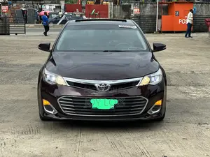 Toyota Avalon XLE Premium Sedan FWD (3.5L 6cyl 6A) 2013 Burgundy