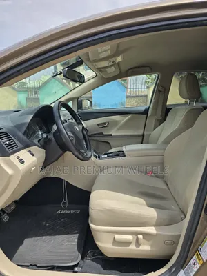 Toyota Venza LE 2011 Gold