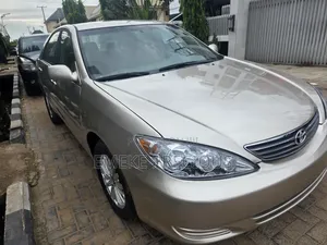 Toyota Camry 2005 Gold