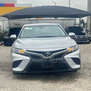 Toyota Camry SE FWD (2.5L 4cyl 8AM) 2018 Silver