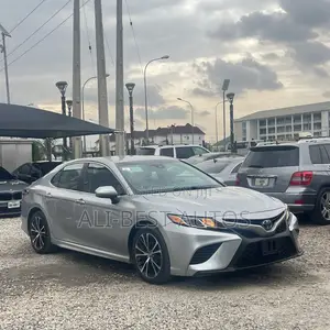 Toyota Camry SE FWD (2.5L 4cyl 8AM) 2018 Silver