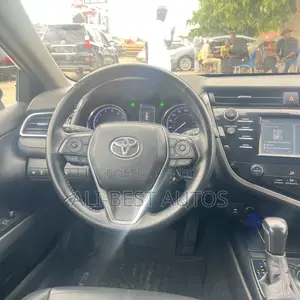 Toyota Camry SE FWD (2.5L 4cyl 8AM) 2018 Silver