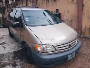 Toyota Sienna 2002 Brown