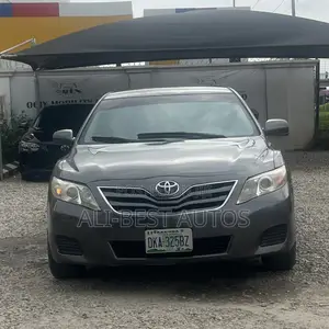 Toyota Camry XLE 4dr Sedan (2.5L 4cyl 6A) 2011 Gray