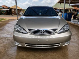 Toyota Camry XLE 4dr Sedan (2.4L 4cyl 4A) 2004 Gold