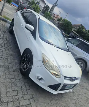 Ford Focus SE Sedan FWD (2.0L 4cyl 5M) 2012 White
