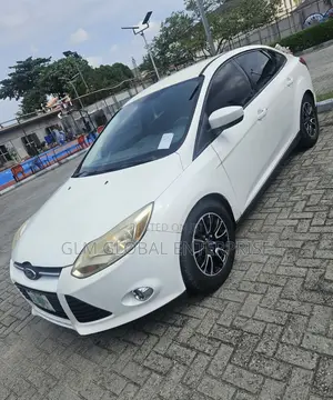 Ford Focus SE Sedan FWD (2.0L 4cyl 5M) 2012 White