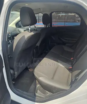 Ford Focus SE Sedan FWD (2.0L 4cyl 5M) 2012 White