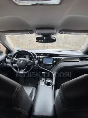 Toyota Camry SE FWD (2.5L 4cyl 8AM) 2018 Gray