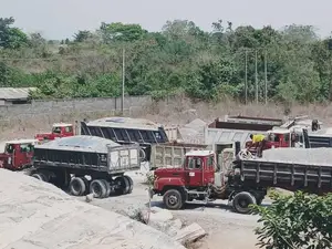 Granite With Many Trucks Available for Moving It to Ur Site