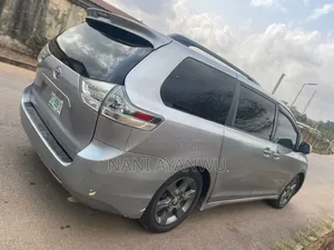 Toyota Sienna 2012 Silver
