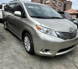 Toyota Sienna XLE 7-Passenger 4dr Minivan AWD (3.5L 6cyl 6A) 2015 Gold