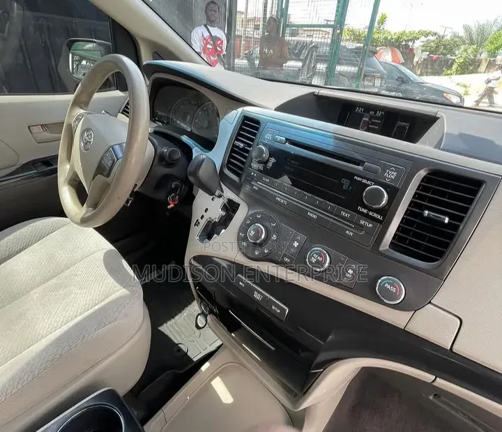 Toyota Sienna LE 8 Passenger 2011 Gray