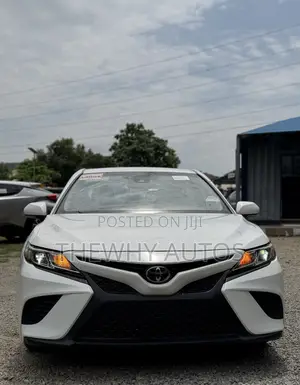 Toyota Camry SE (2.5L 4cyl 8A) 2019 White