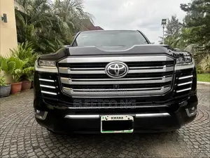 Toyota Land Cruiser LC300 2024 Black