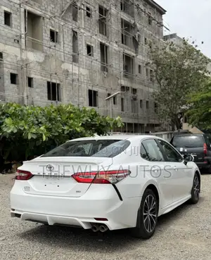 Toyota Camry SE (2.5L 4cyl 8A) 2019 White