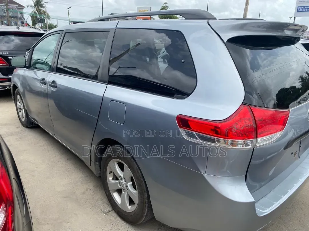 Toyota Sienna 2011 Silver