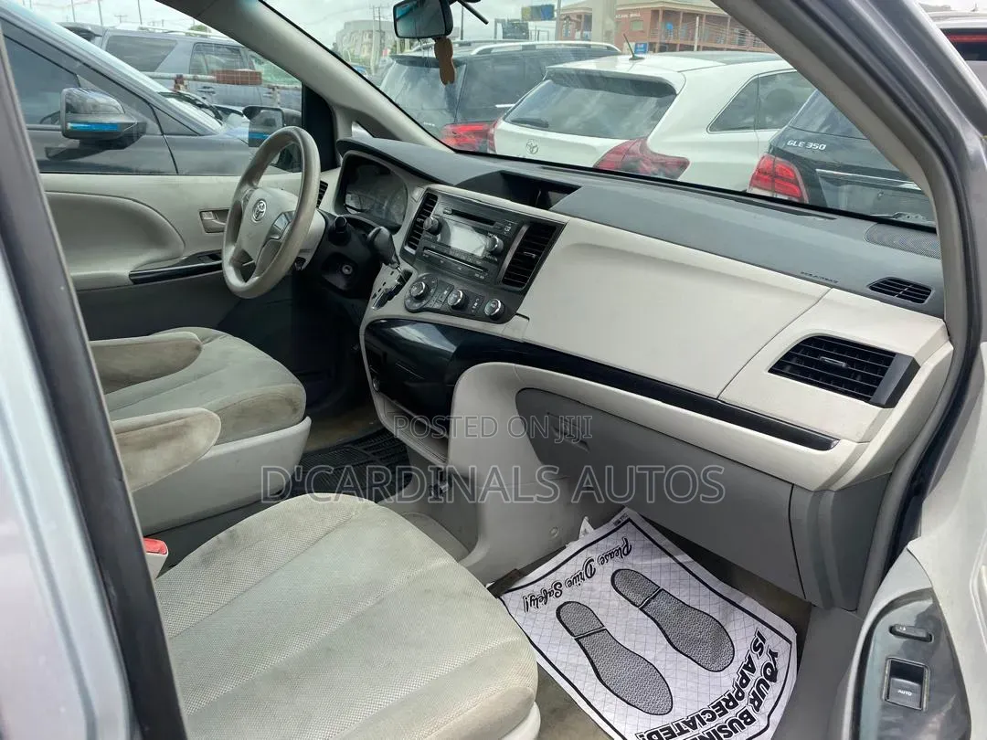 Toyota Sienna 2011 Silver