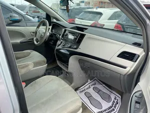 Toyota Sienna 2011 Silver
