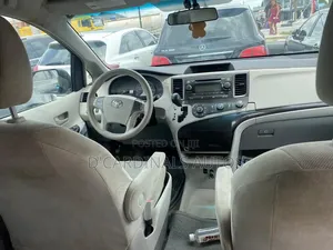 Toyota Sienna 2011 Silver