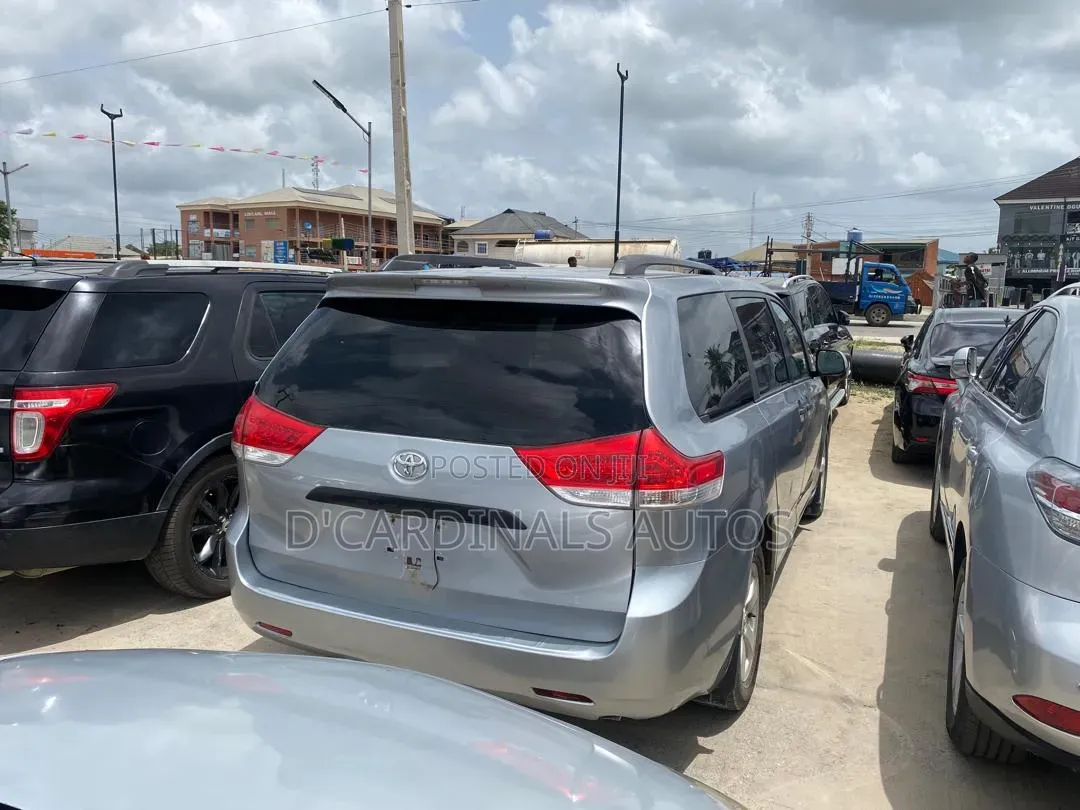 Toyota Sienna 2011 Silver