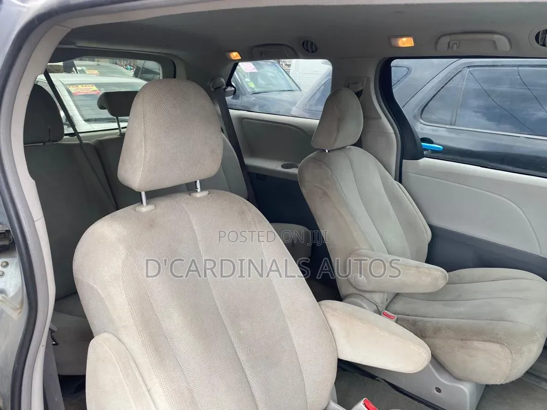 Toyota Sienna 2011 Silver