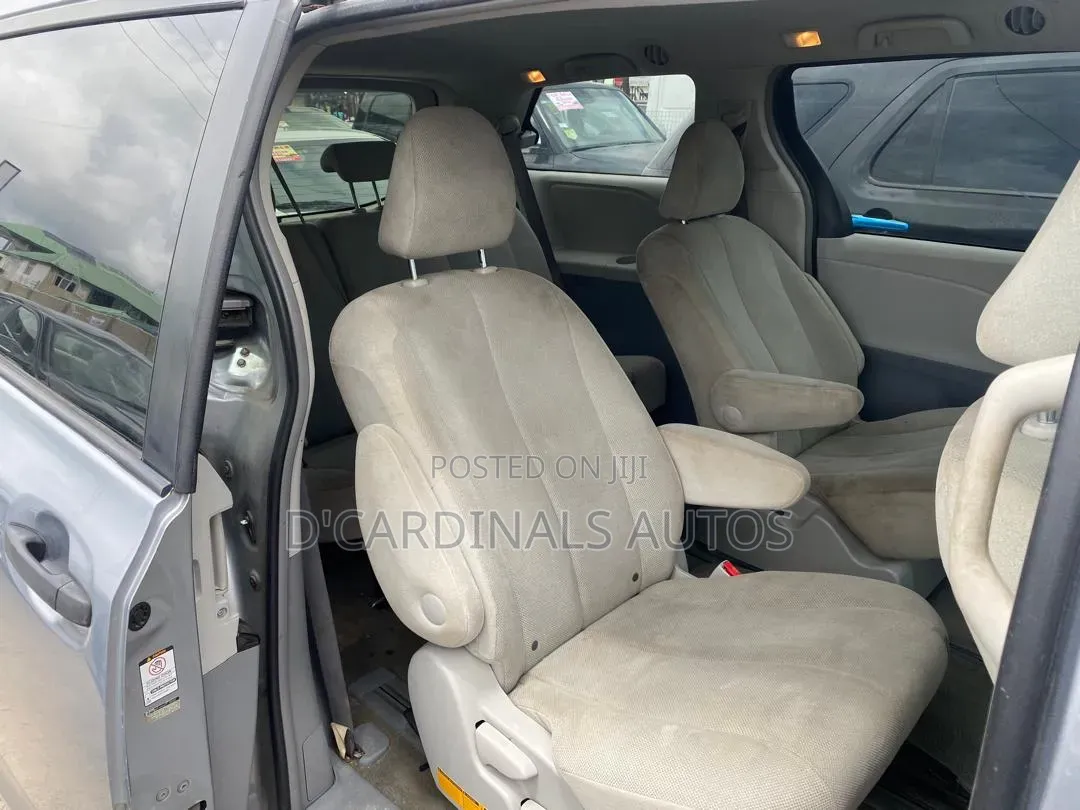 Toyota Sienna 2011 Silver