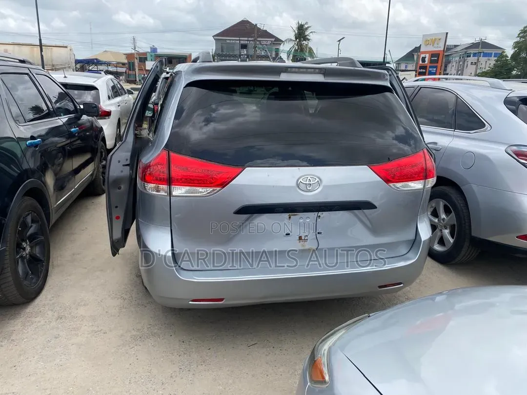 Toyota Sienna 2011 Silver