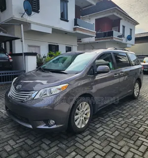 Toyota Sienna XLE AWD 7-Passenger 2013 Gray