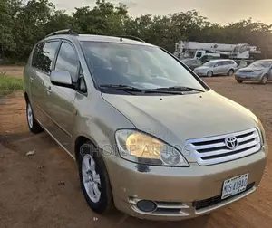 Toyota Avensis Verso 2.0 Petrol 2003 Gold