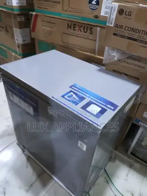 Midea 197l Chest Freezer With Lock and Key