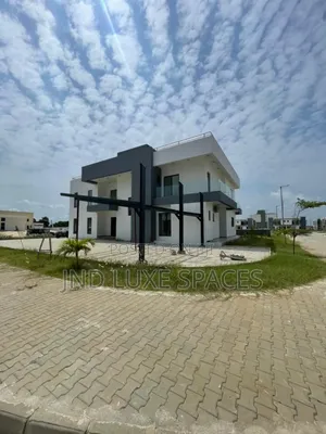 5bdrm Duplex in Jakande for rent