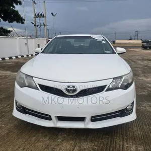 Toyota Camry SE V6 4dr Sedan (3.5L 6cyl 6A) 2013 White