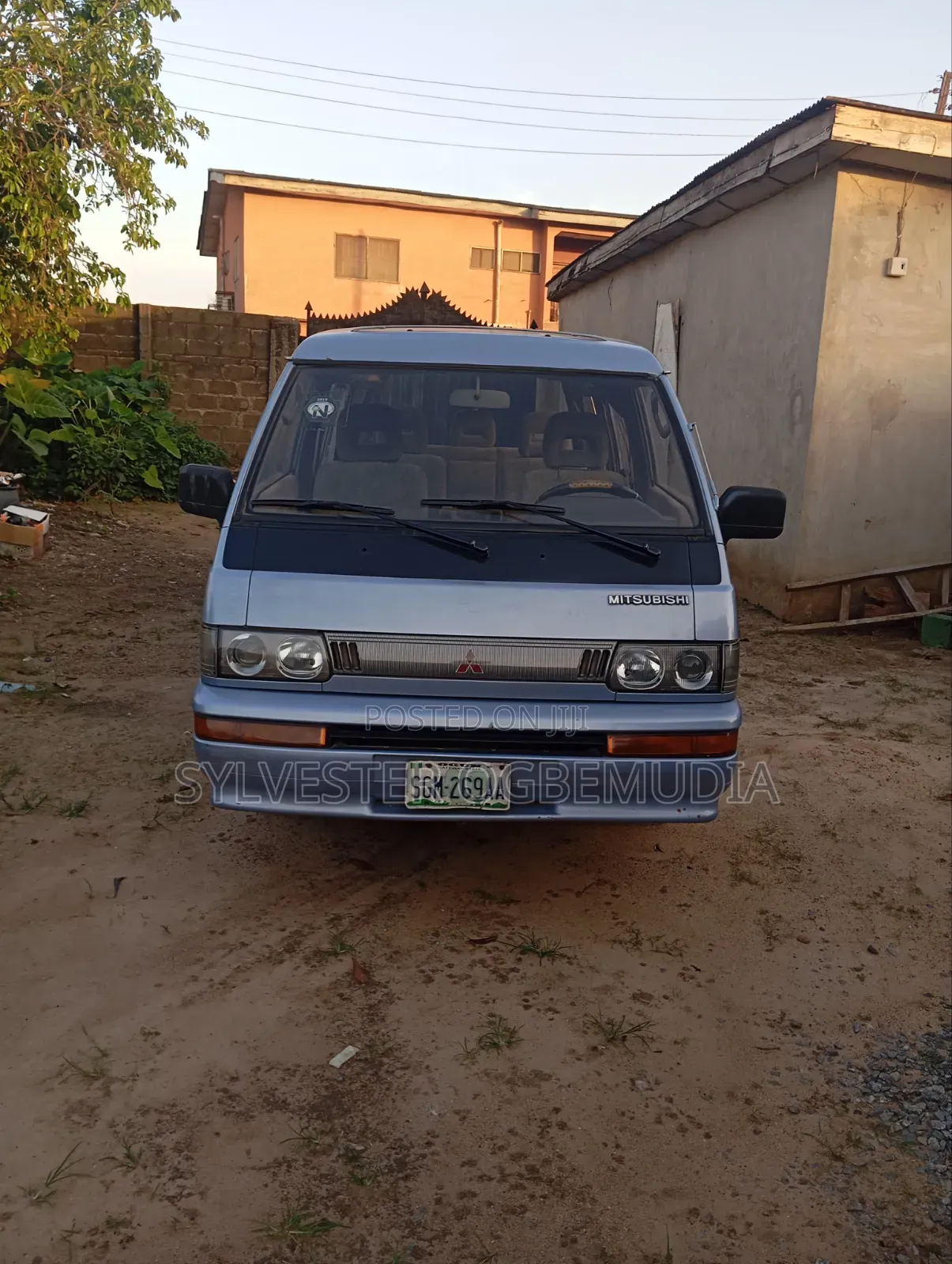 Mitsubishi L300 2002 Blue