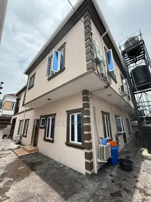 2bdrm Block of Flats in Chevron for sale