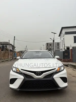 Toyota Camry SE FWD (2.5L 4cyl 8AM) 2018 White