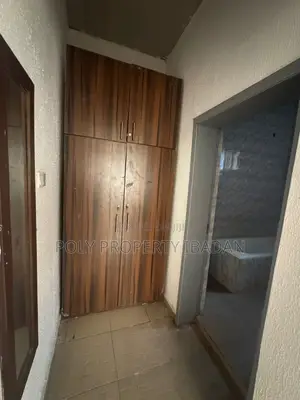 3bdrm Apartment in Oluyole Estate for rent
